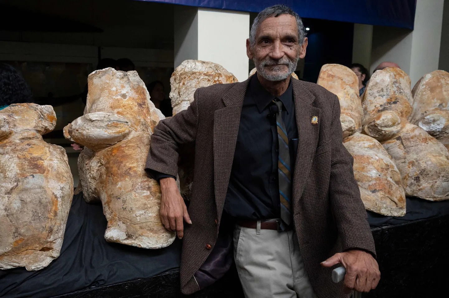 Peruu paleontoloog Mario Urbina esitles ürgvaala kivistisi avalikkusele