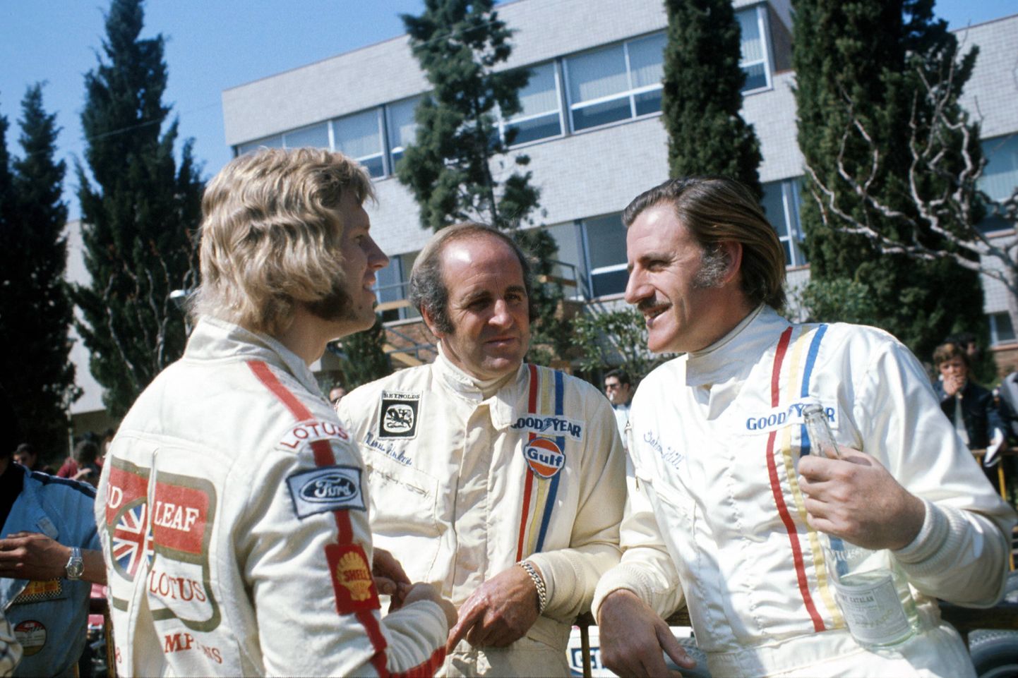 Ronnie Peterson (vasakul) , Denis Hulme  ja Graham Hill 1973. aastal juttu puhumas.