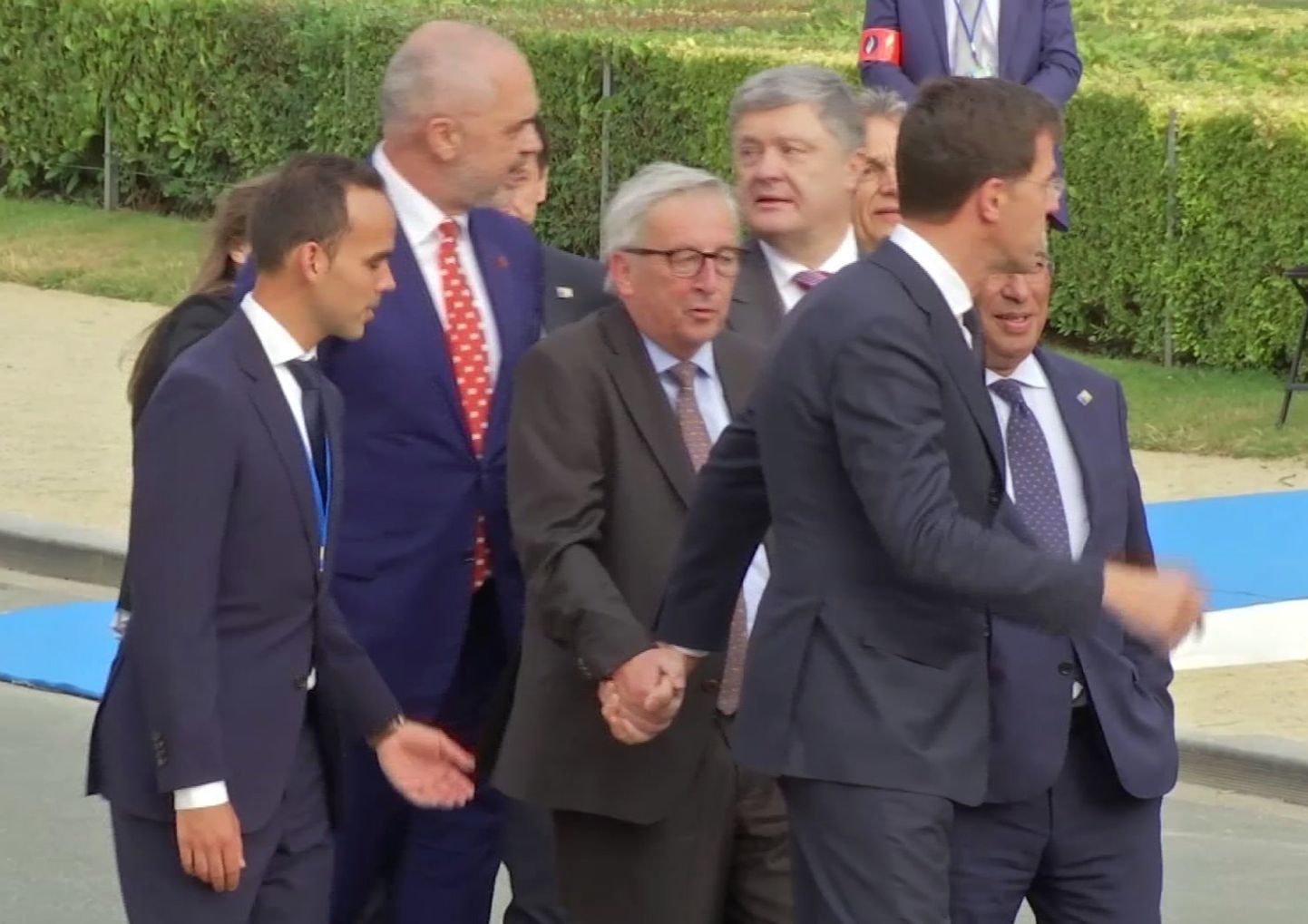 Euroopa Komisjoni president Jean-Claude Juncker (keskel) vajab kolmapäeval NATO tippkohtumise galaõhtusöögile minnes tuge Hollandi peaministrilt Mark Ruttelt (esiplaanil) ning Ukraina presidendilt Petro Porošenkolt (Junckeri taga).