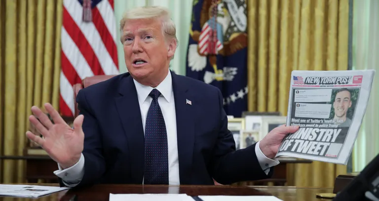 USA president Donald Trump hoidmas 28. mail 2020 Valge Maja Ovaalkabinetis käes väljaande The New York Post numbrit ja rääkimas ajakirjanikele sotsiaalmeediast.