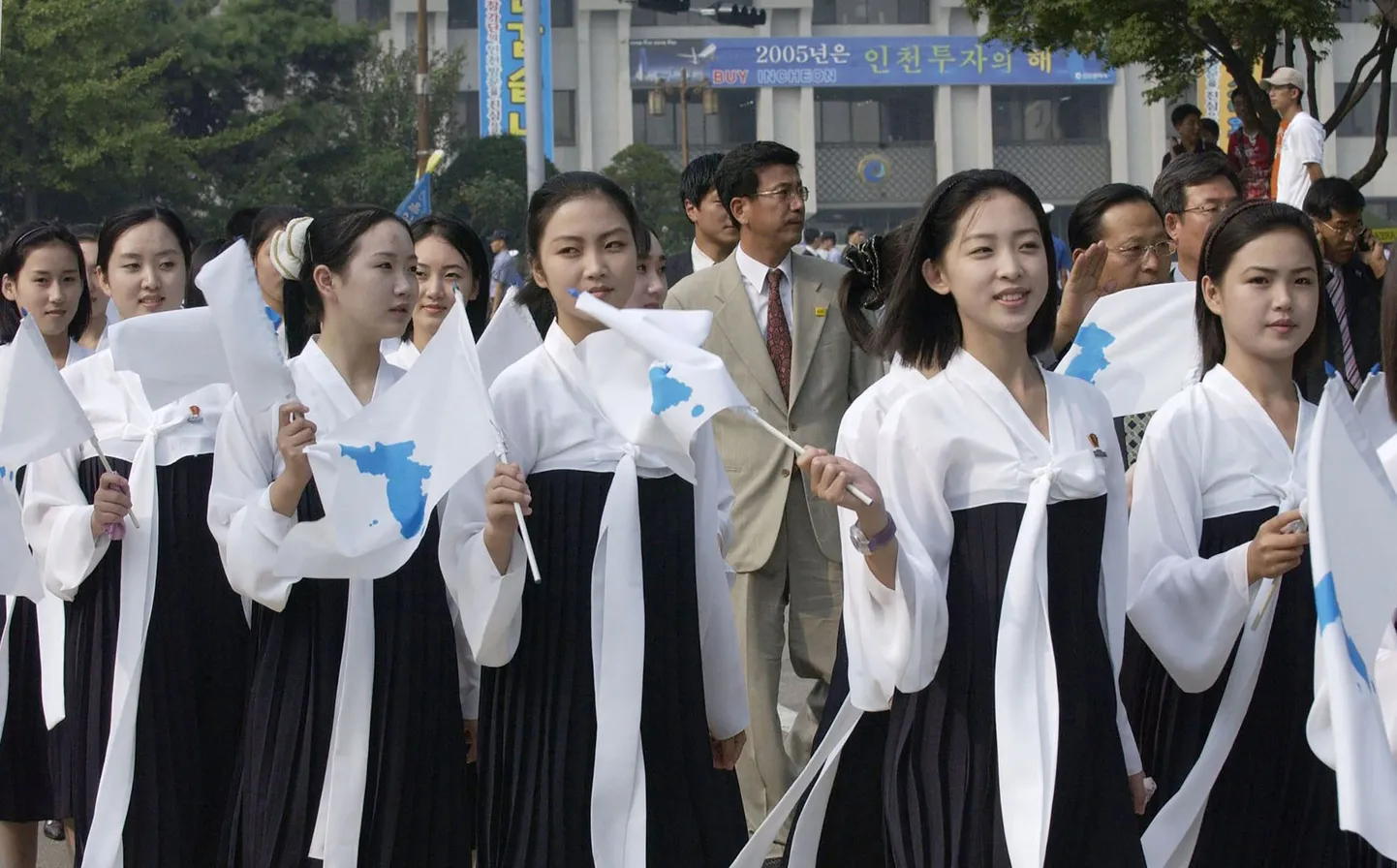 Pilt aastast 2005. Pildil kõige parempoolsem naine on väidetavalt Kim Jong-uni abikaasa Ri Sol-Ju.