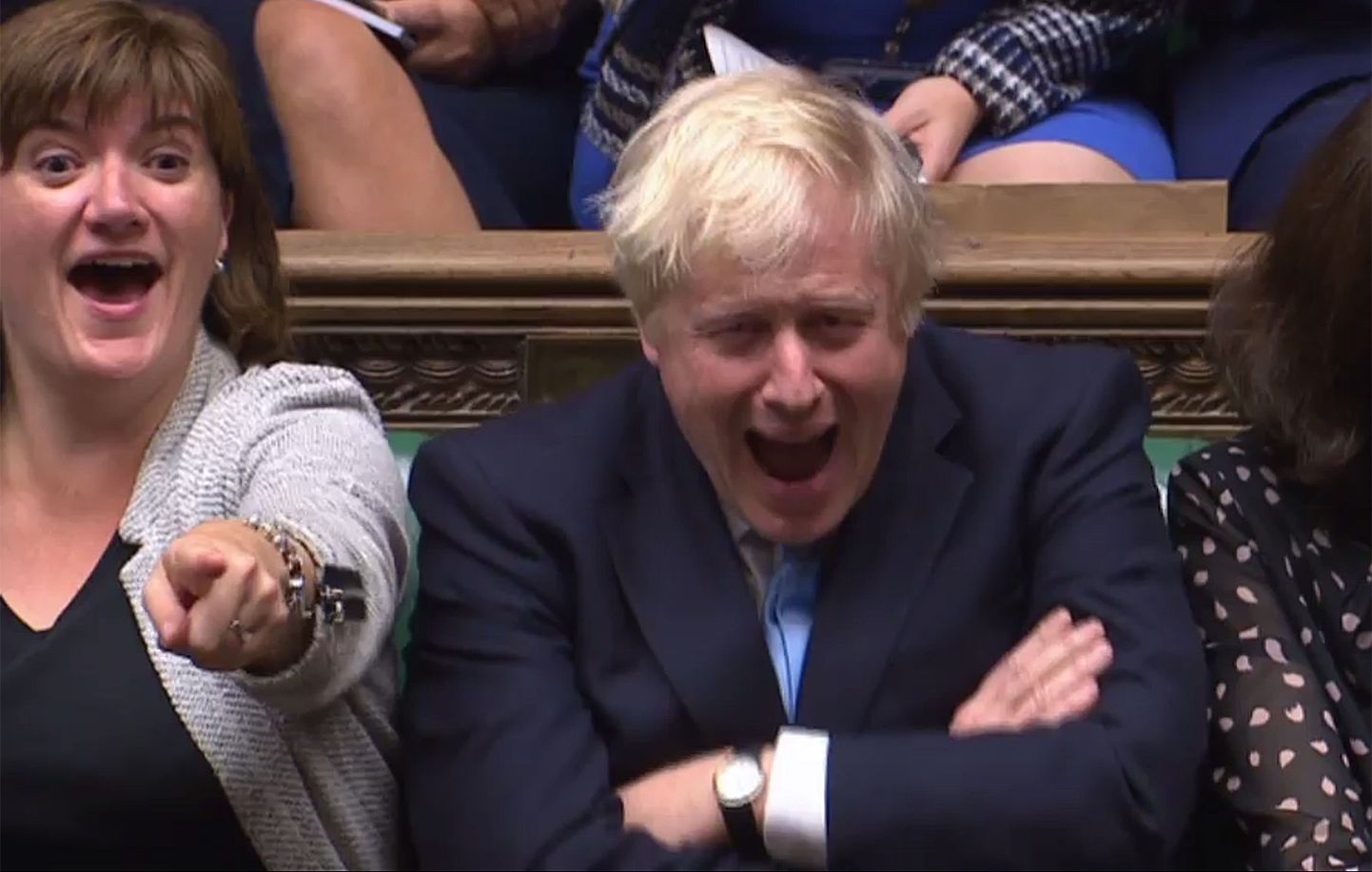 Briti peaminister Boris Johnson (paremal) ja kultuuriminister Nicky Morgan (vasakul) reageerimas alamkojas opositsioonijuht Jeremy Corbyni kõnele, pärast mida peaminister soovitud ennetähtaegsetest parlamendivalimistest vähemalt esialgu ilma jäi.