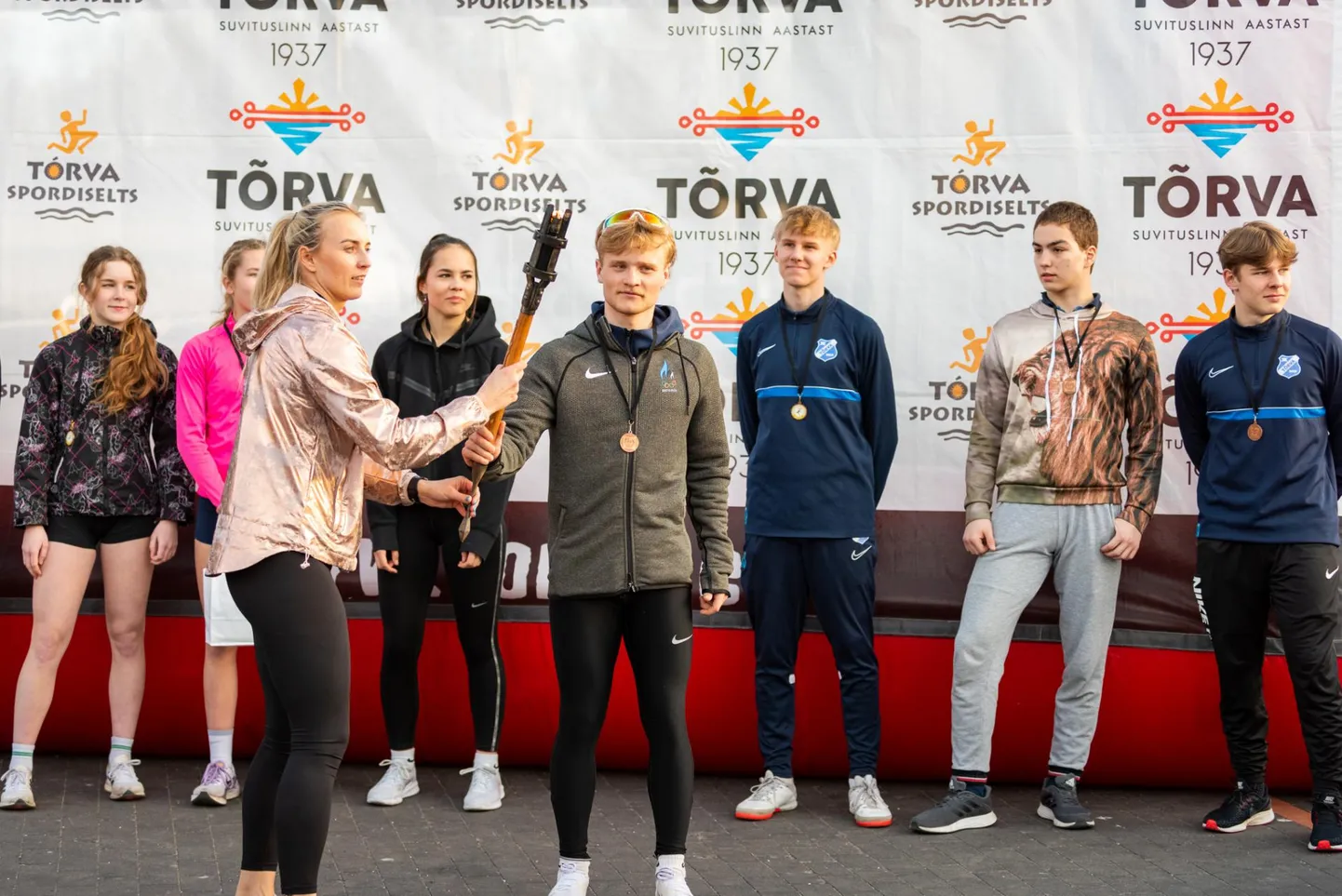 Jooksu võitjatel oli au süüdata jüriöö tuli.