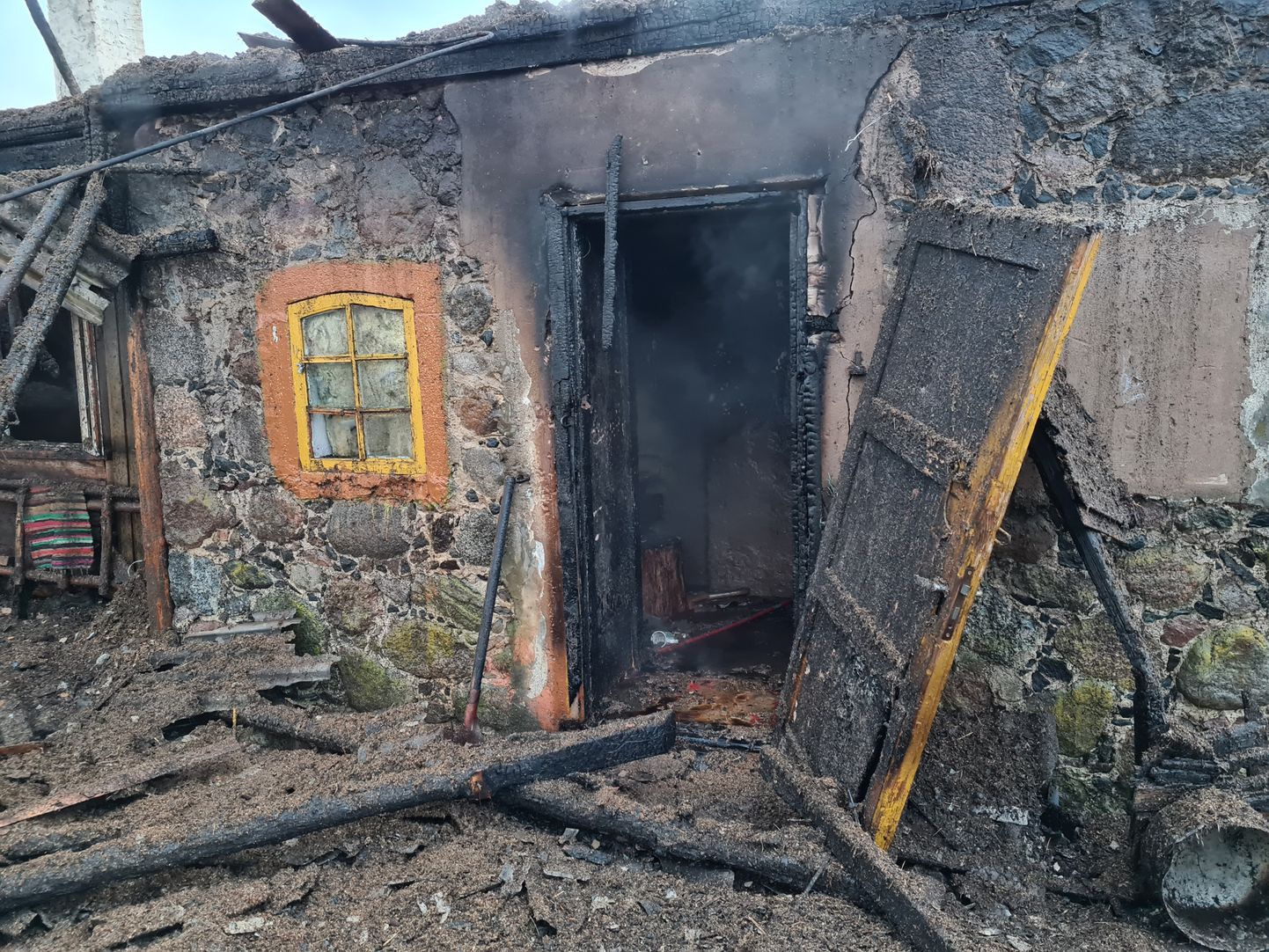 Tartu vallas Vedu külas hukkus kõrvalhoone põlengus keskealine mees.