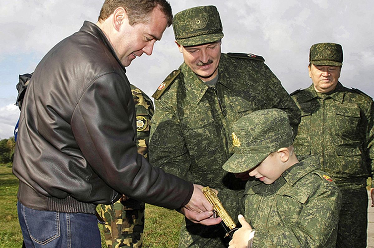 Дмитрий Медведев дарит маленькому Николаю золотой пистолет