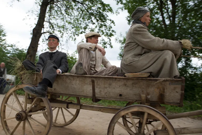 Märt Avandi (Volter) ja Ott Sepp (Johannes Pääsuke) Joosu kõrtsi poole sõitmas. Hardi Volmeri uue filmi «Johannes Pääsukese tõeline elu» filmivõtted. / Foto: Jaanus Lensment/Postimees