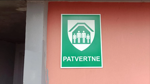 VIDEO ⟩ Atbildīgie dienesti nevar paskaidrot, kā atjaunot patvertni Vecmīlgrāvī