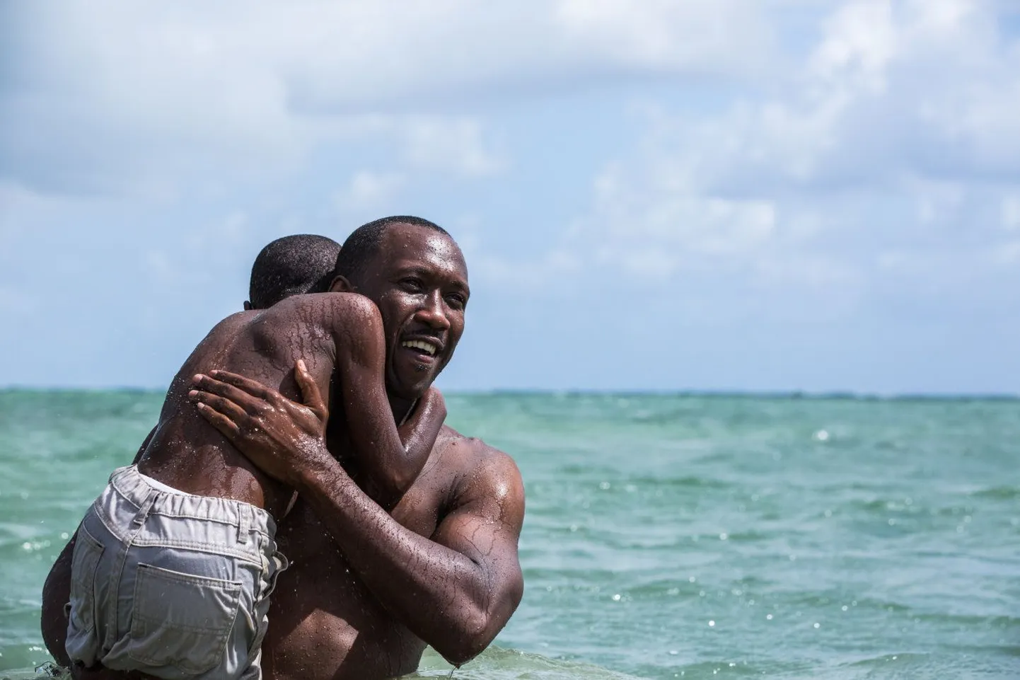 Juan (Mahershala Ali) võtab väikese Chironi (Alex R. Hibberti) oma hoole alla.