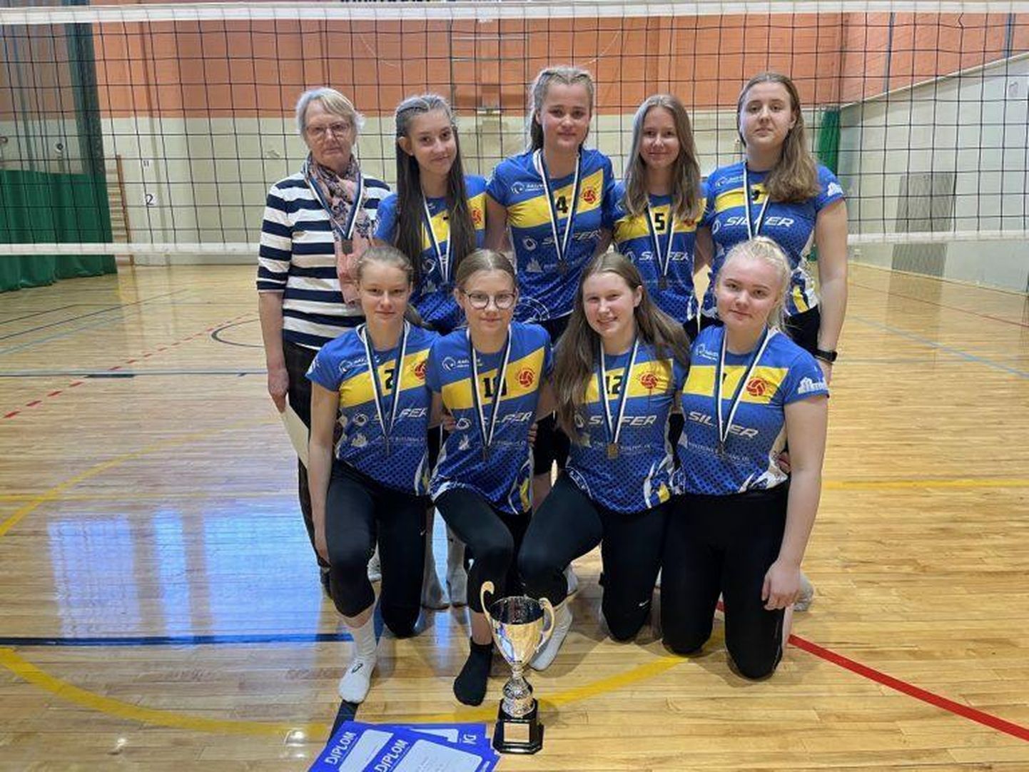 Rakvere kuni 16-aastaste tüdrukute võistkond võitis Eesti meistrivõistlustel võrkpallis kolmanda koha.