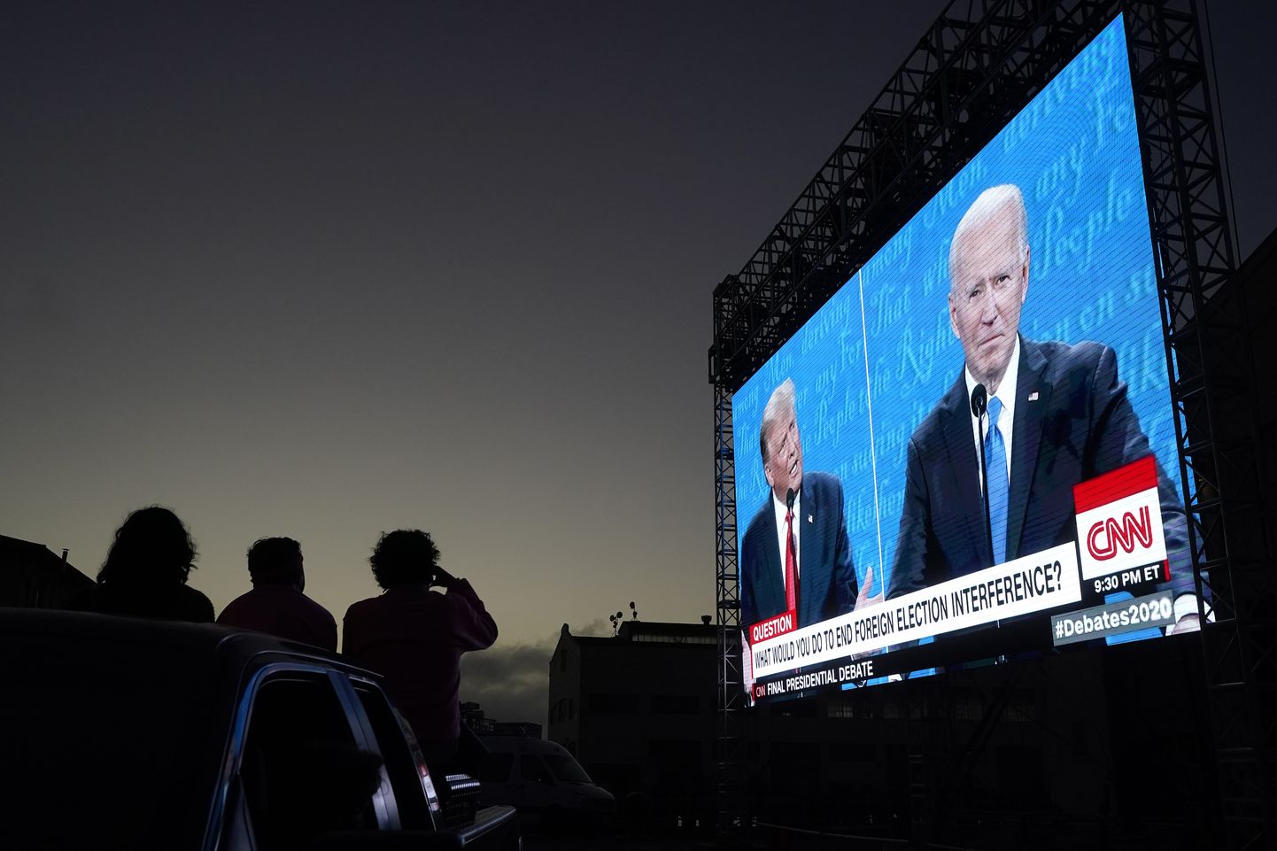 USA presidendikandidaatide Donald Trumpi (ekraanil vasakul) ja Joe Bideni debati ühisvaatamisele kogunenud inimesed eile San Franciscos.