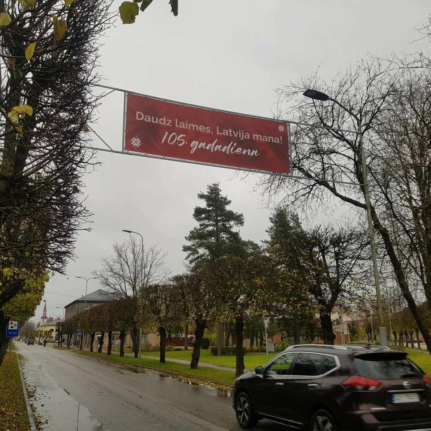Läti iseseisvuspäeva ettevalmistuseks ja jõuluootuse tarbeks on Valkas juba pidulikud tahvlid püsti.