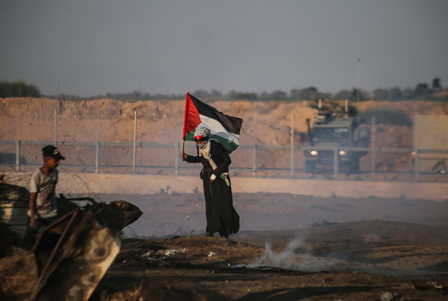Palestiinlasest meeleavaldaja Gaza sektoris Iisraeli piiritara lähedal.
