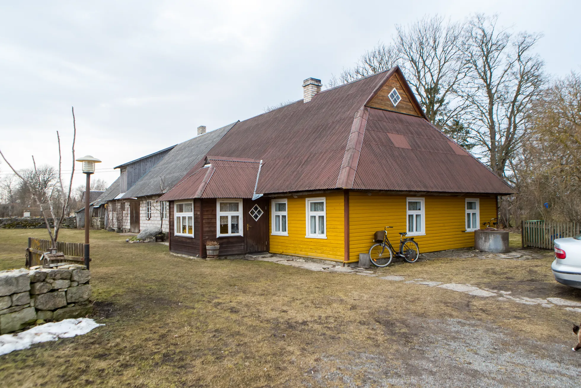 Vanale hoonele tehtud juurdeehitus - kollast värvi osa - võinuks olla suuremgi, aga ei saanud, kaev tuli vastu!