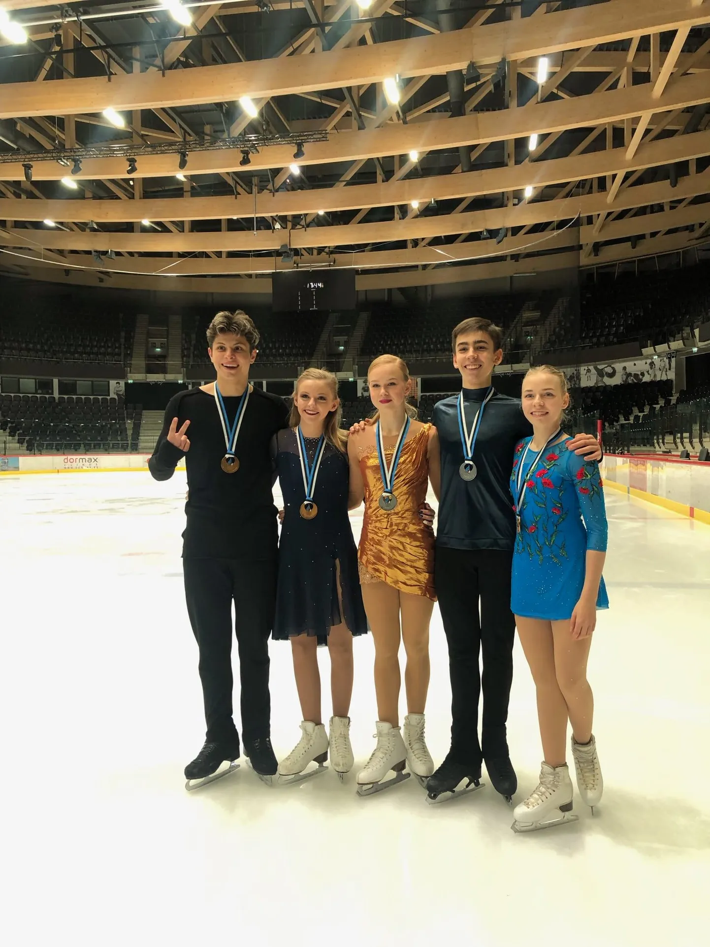 Eesti sportlased iluuisutamise EMil: Marko Jevgeni Gaidajenko (vasakult), Solene Mazingue, Eva-Lotta Kiibus, Arlet Levandi ja Niina Petrõkina. Täna astuvad neist jääle koguni kolm.