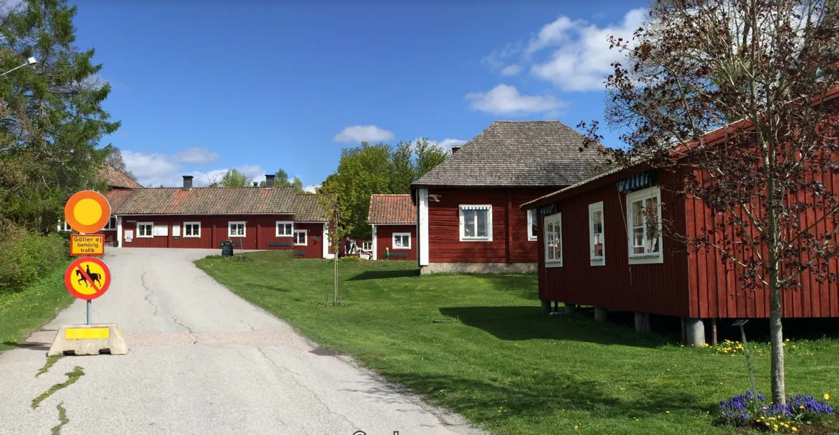 Sätra Brunni imelised punased majakesed.