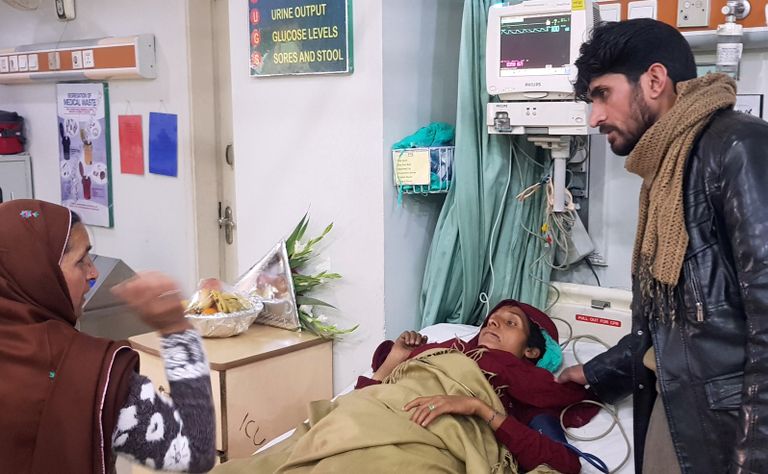 40-aastane Shahnaz Bibi pääseteti laviini alla jäänud majast ja viidi haiglasse.