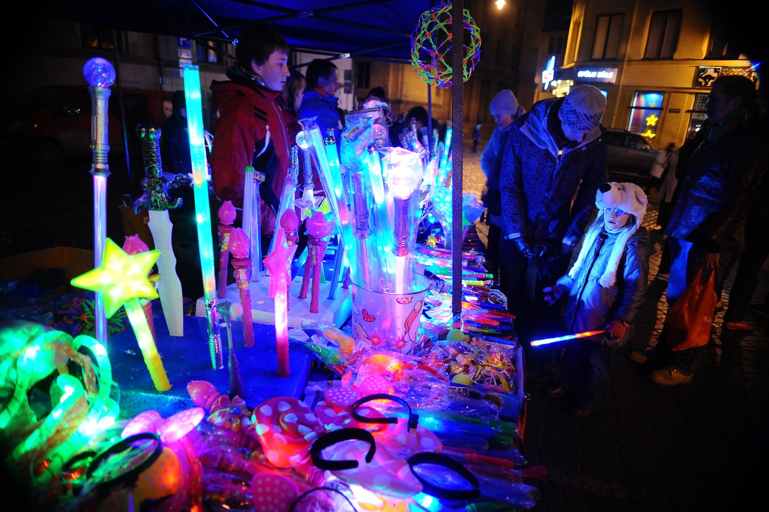 Ziemassvētku tirdziņš Līvu laukumā gaismas festivāla "Staro Rīga" laikā.