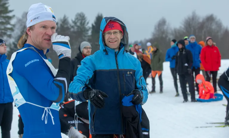 Priit Pullerits (keskel kapuutsiga) tunneb heameelt meeskonnakaaslase Peeter Kümmeli (vasakul) heast sõidust teatemaratoni avavahetuses.