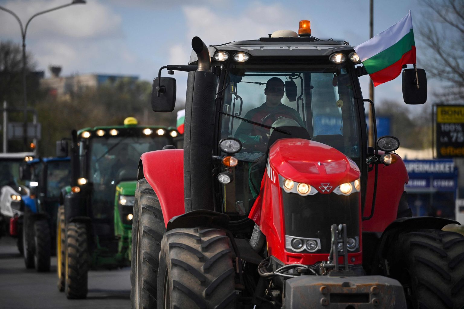 Bulgaaria farmerid blokeerivad oma traktoritega Doonau silda ületavaid veoautosid Bulgaaria ja Rumeenia vahelisel piiril, et protestida Ukrainast pärit teravilja tollimaksuvaba impordi vastu Euroopa Liitu.