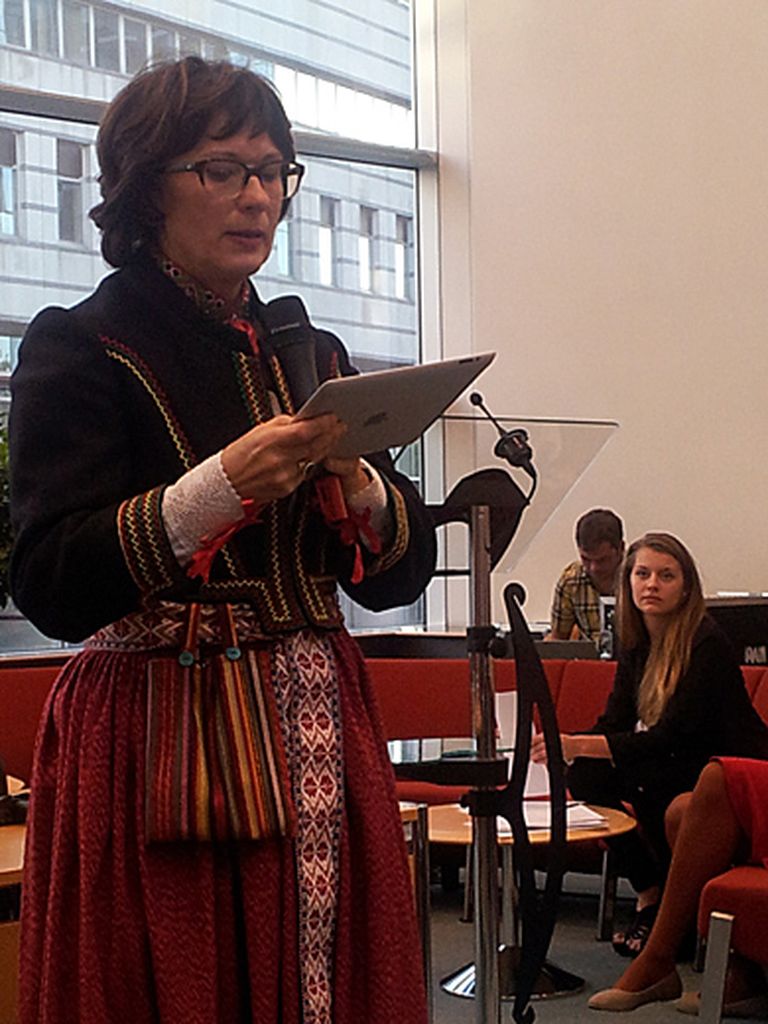 Sandra Kalniete Eiroparlamentā savas grāmatas prezentācijā bija saposusies Suitu tautas tērpā 
