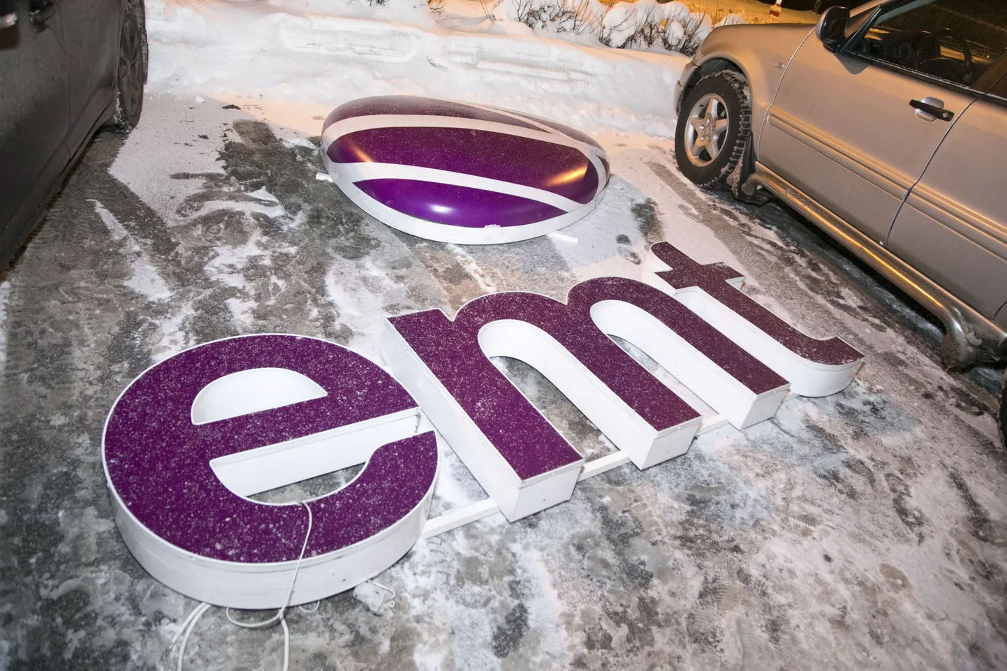 Skandinaavia telekomifirmale TeliaSonera kuuluv aktsiaselts Eesti Telekom võttis ööl vastu 20. jaanuari Tallinnas Lasnamäel asuvalt peakontorilt maha EMT ja Elioni kaubamärgi ning pani asemele Telia Eesti oma.