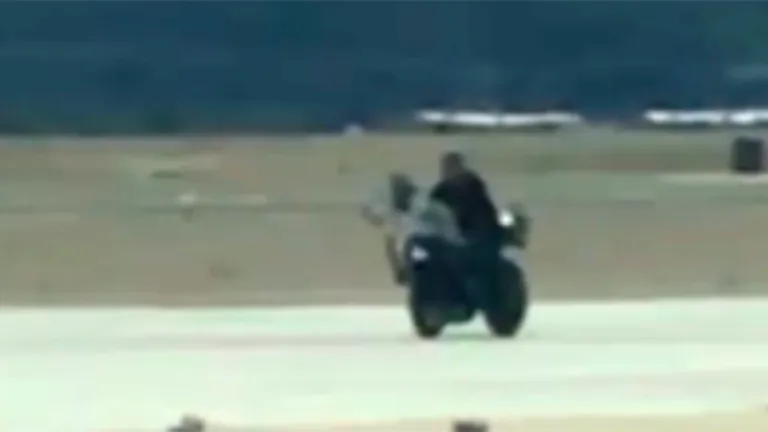 Foto uue filmi «Top Gun: Maverick» võtteplatsilt. Tom Cruise mootorrattal