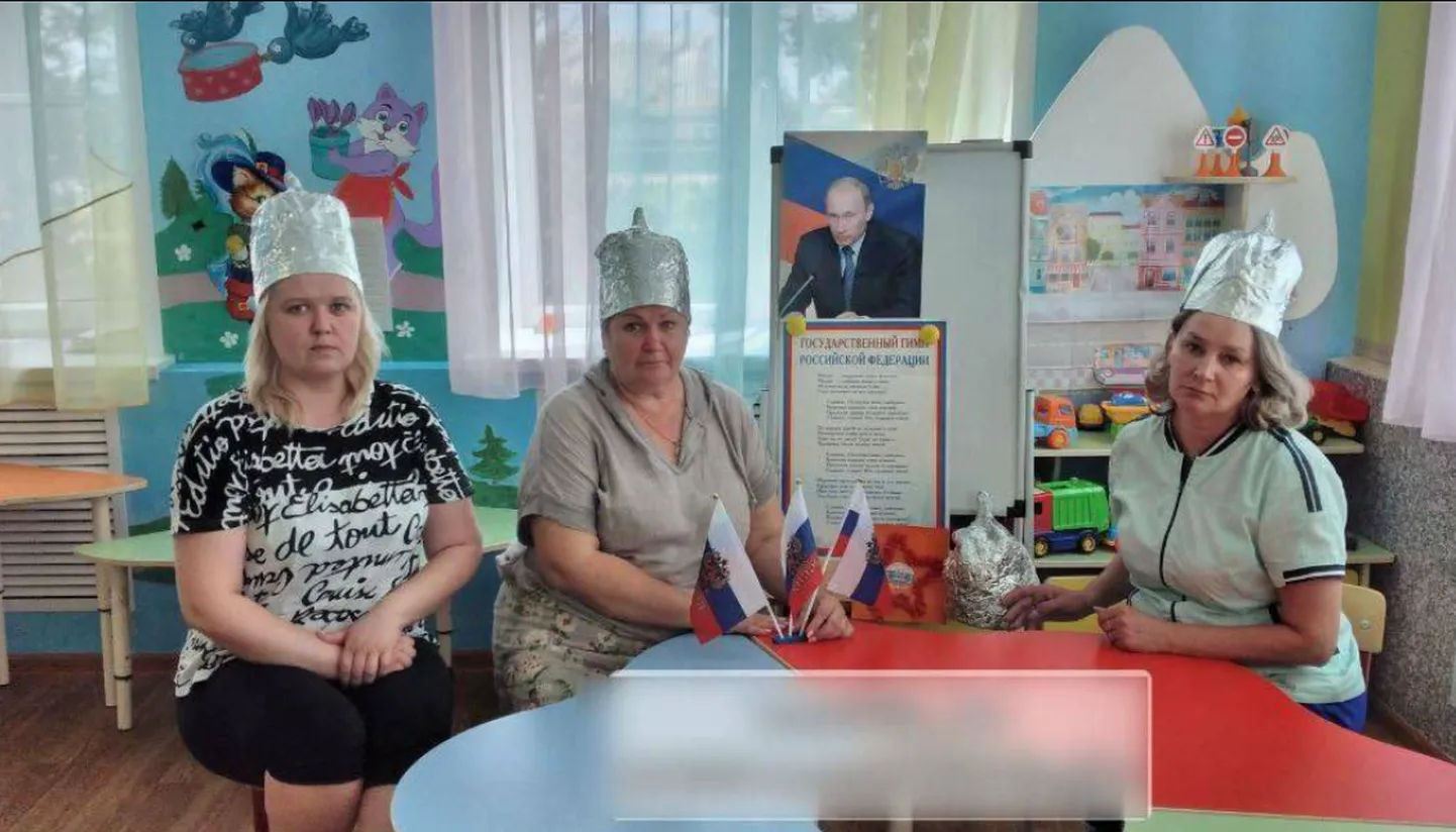 Российские учителя в шапочках из фольги