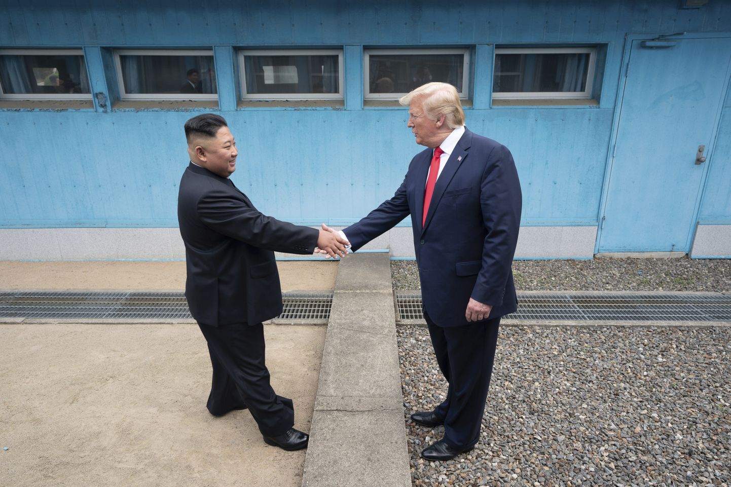 USA president Donald Trump ja Põhja-Korea riigipea Kim Jong Un kohtumas demilitariseeritud tsoonis 30.juunil 2019.