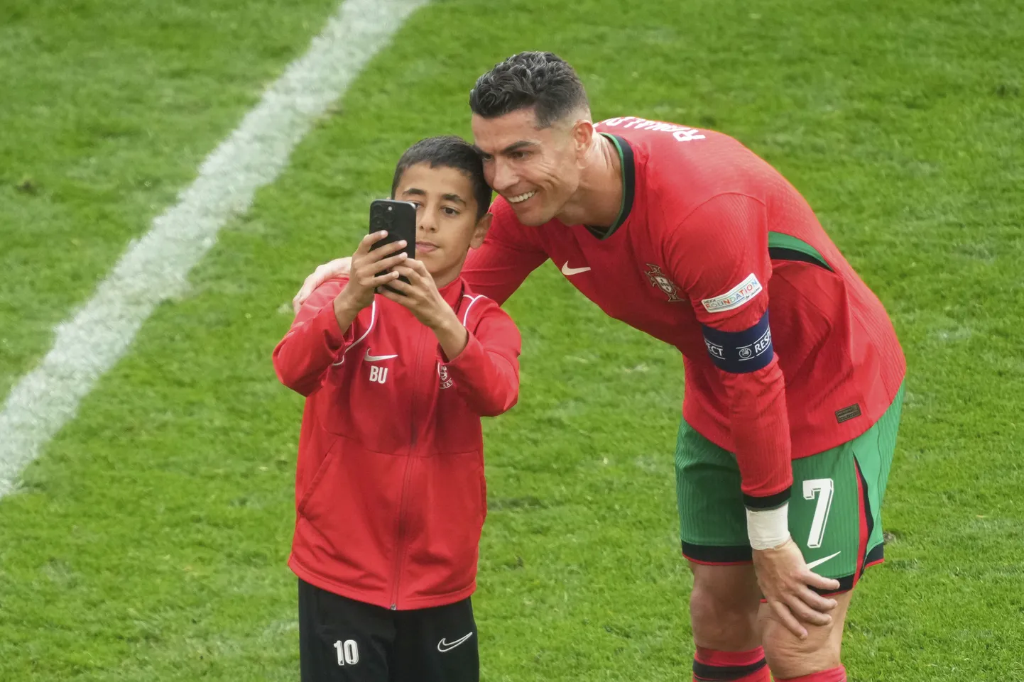 Vutisõber Cristiano Ronaldoga pilti tegemas.