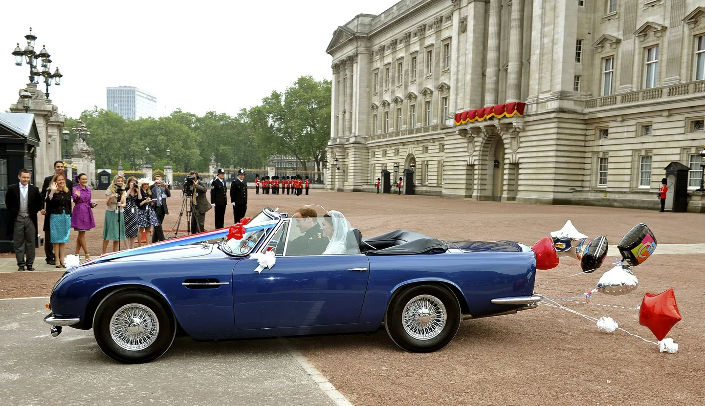 Prints William ja Kate pärast laulatust Aston Martin DB6 Mark 2s