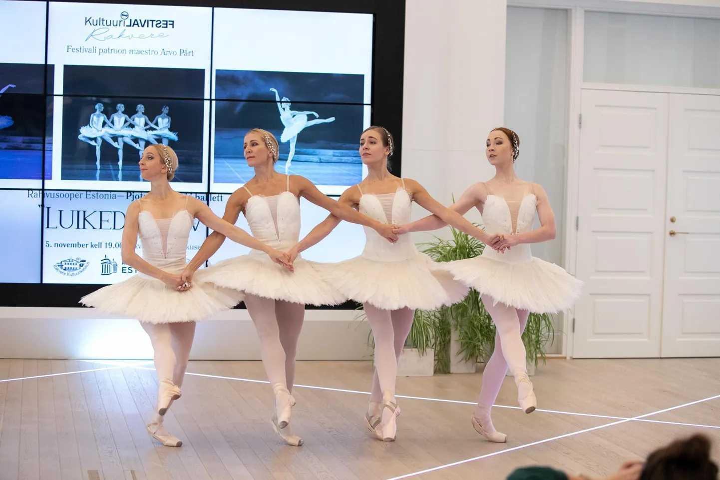 Arvo Pärdi 85. sünnipäeval allkirjastasid Estonia teater ja Rakvere linn koostööleppe. “Luikede järv” jõuab Rakveres lavale. Eile anti nõiduslikust balletist tasahilju aimu.