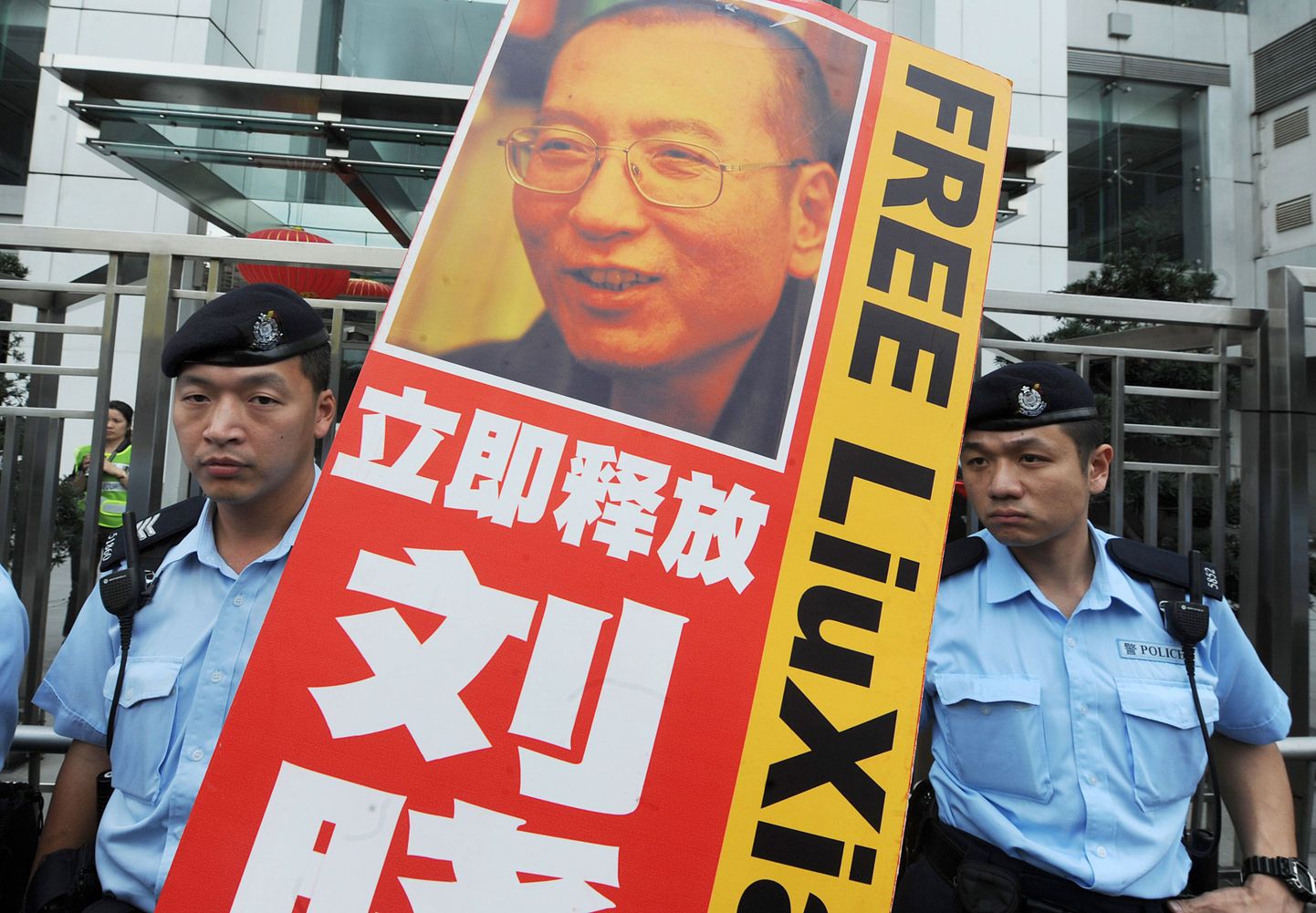 Meeleavaldajad nõudmas inimõiguslase Liu Xiaobo vabastamist.