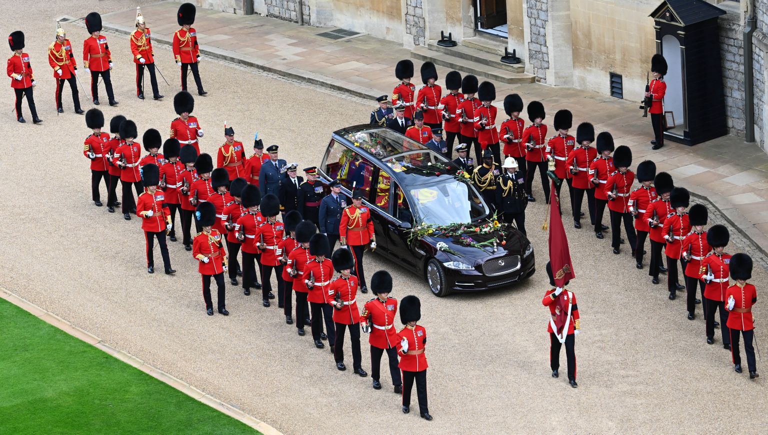 Briti kuninganna Elizabeth II matused 19. septembril 2022. Pildil on ta sark jõudnud Windsori lossi alale ja ta maeti lossi St George'i kabelisse