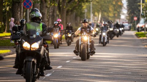В параде по случаю окончания байкерского сезона приняло участие около тысячи мотоциклов