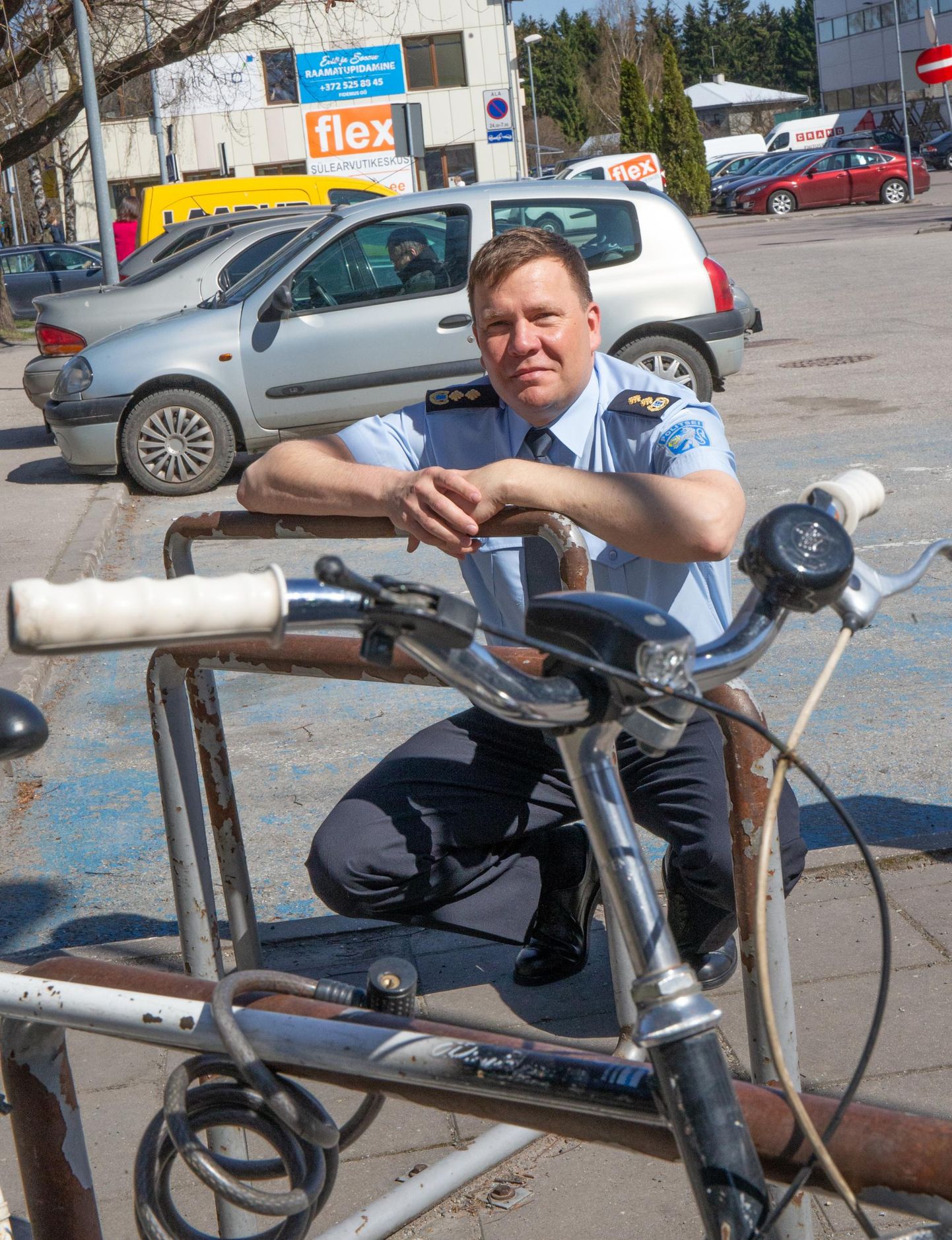 Liikluspolitseinik Alvar Pähkel rääkis, kuidas jalgratturil tuleb liikluses käituda ja kes peab kellele teed andma. 