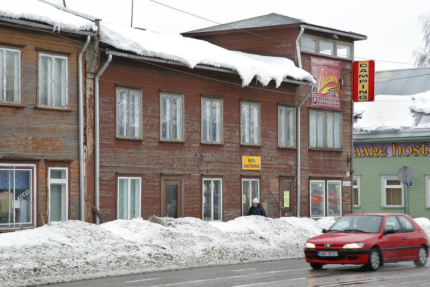 Tallinna maanteel tasub jalakäijal üles vaadata, et mitte katuselt kukkuva lumelaviini alla jääda.