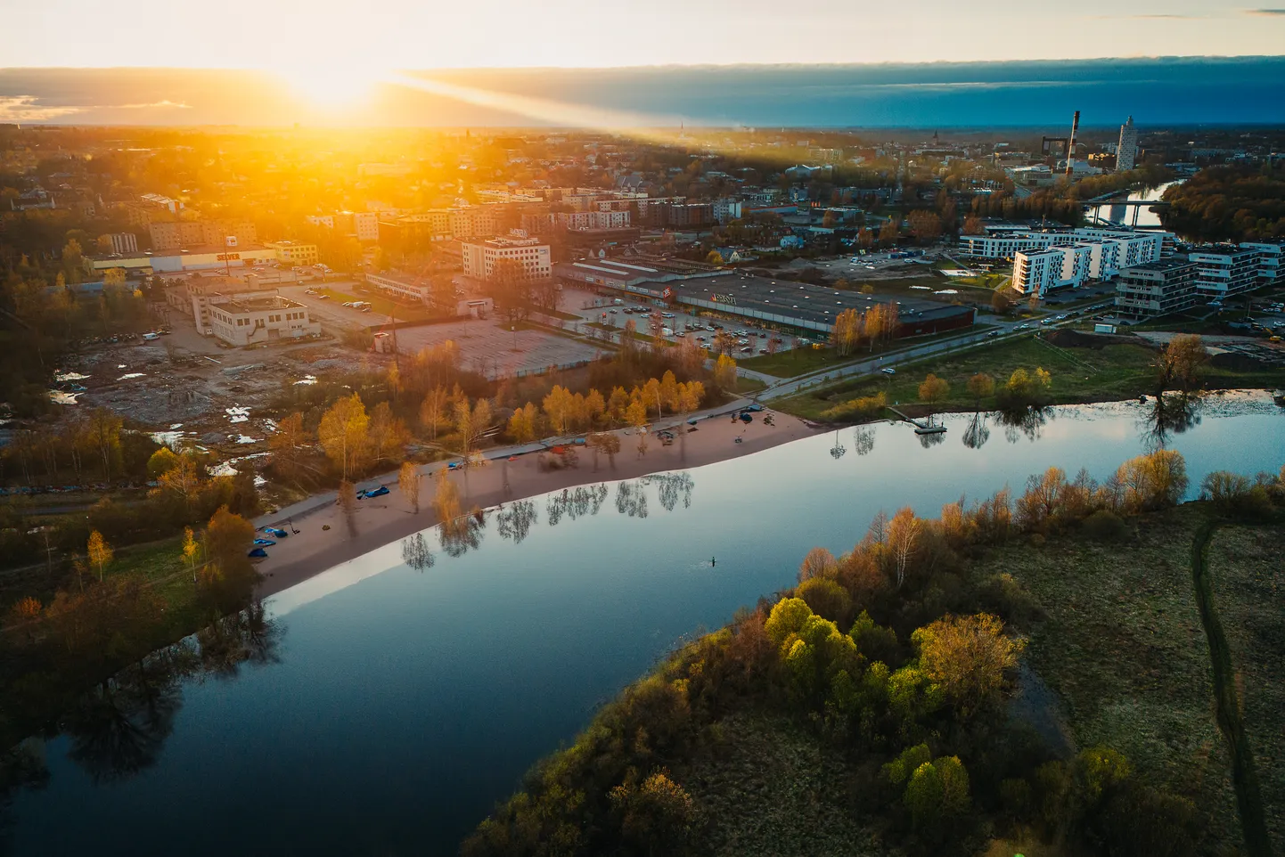 Eskiis näeb ette Karlova ranna rajamist Jõe Prisma lähistele. Paraku ei ole see tehniliselt võimalik.