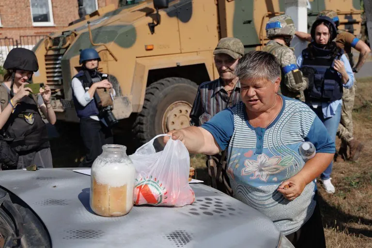 Украинские военные раздают жителям Суджи продукты питания и воду