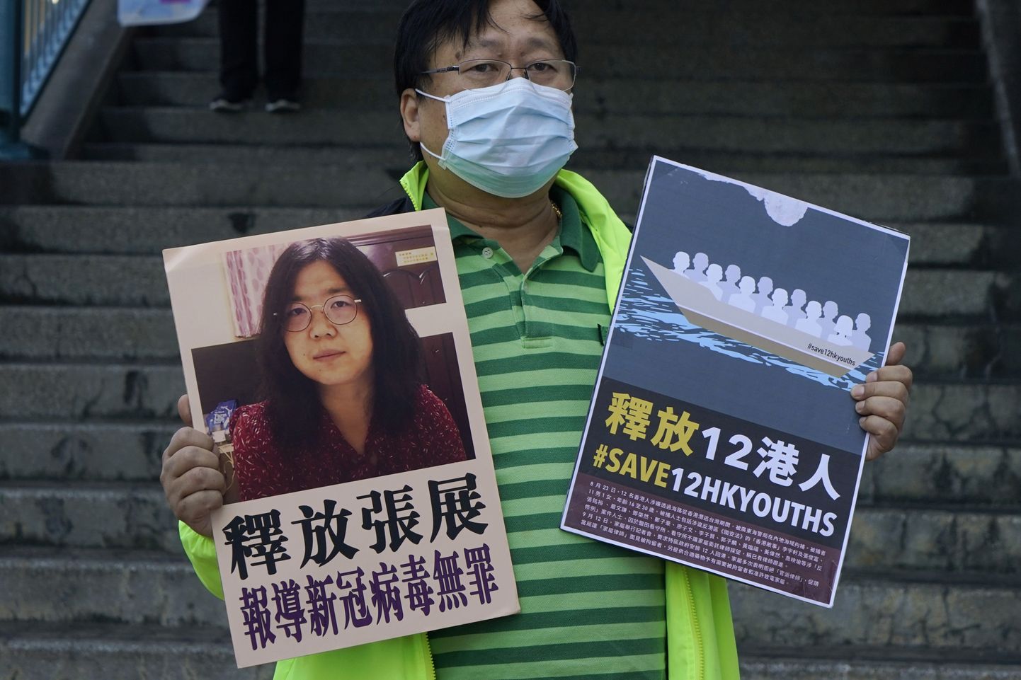 Активист держит фото Чжан Чжань в знак протеста против ее задержания.