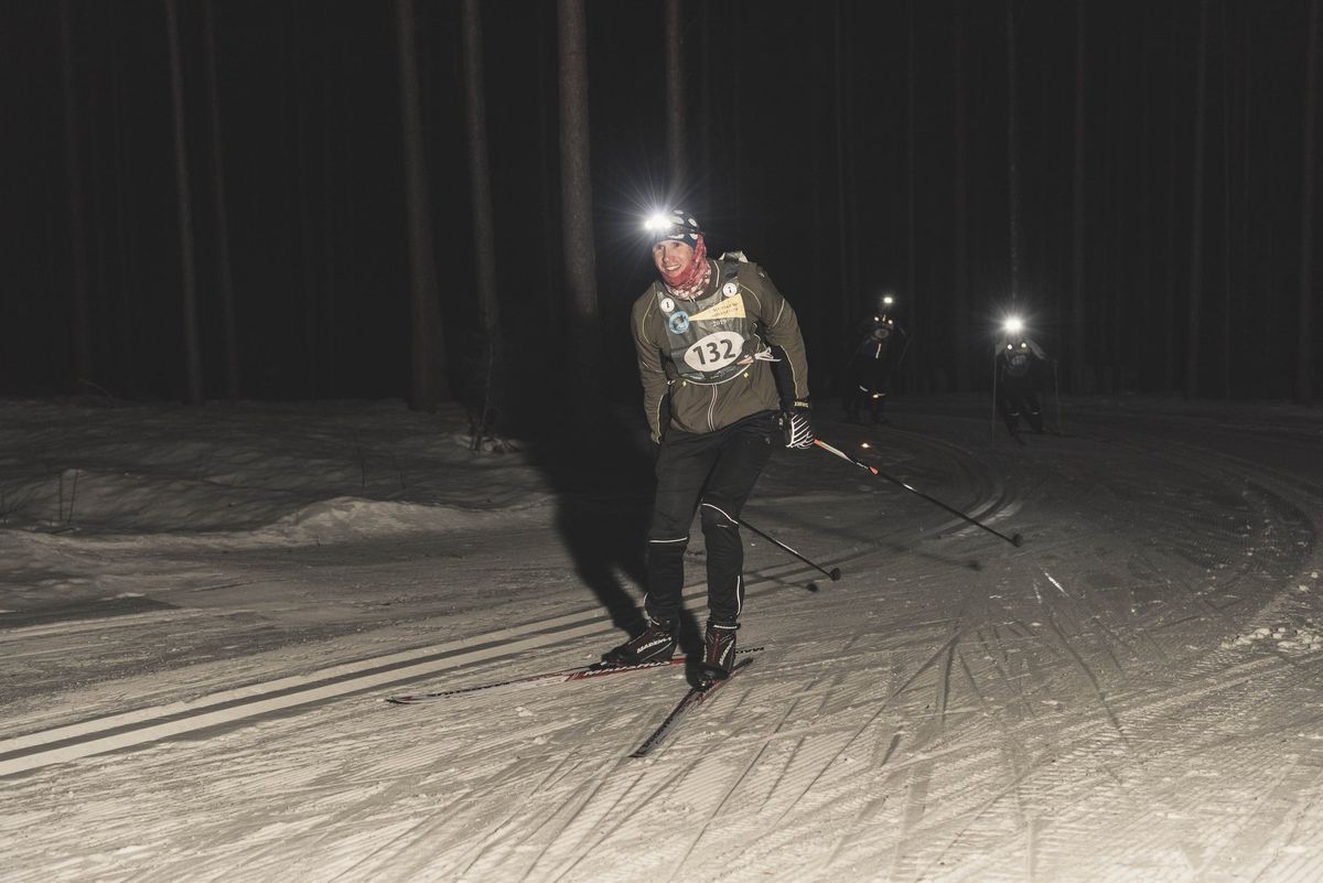 Танелю нравится кататься на лыжах по темным трассам в Паннъярве, чтобы насладиться уединением. На Алутагузеском ночном марафоне от компании, правда, никуда не деться, но иногда это даже здорово.