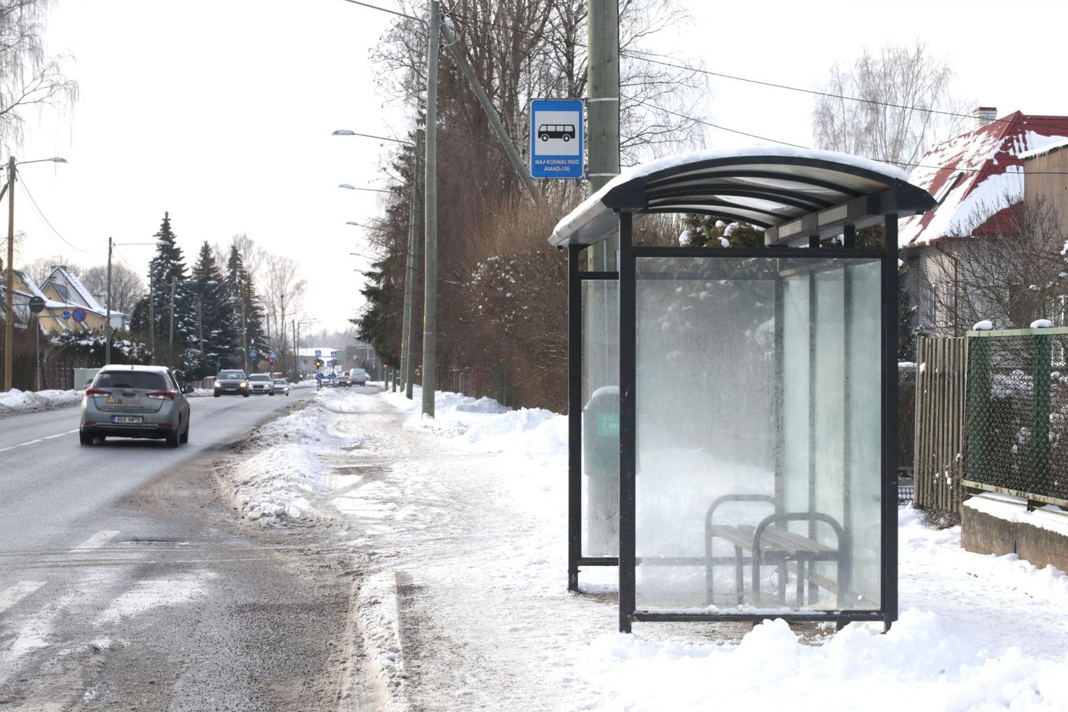 Võru tänaval Aianduse bussipeatuses jäid eile kaks bussi oodanud koolilast pika ninaga, sest buss oli täis.