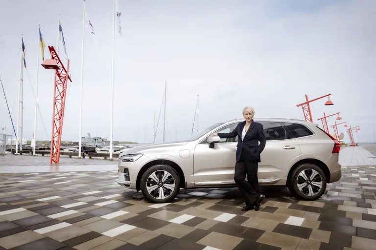 Volvo linnamaastur XC60 on Eva Palmi jaoks suuruselt täpselt paras, ideaalne. Talle meeldivad auto ilus värv, moodne põhjamaine toon ja hele nahksisu.