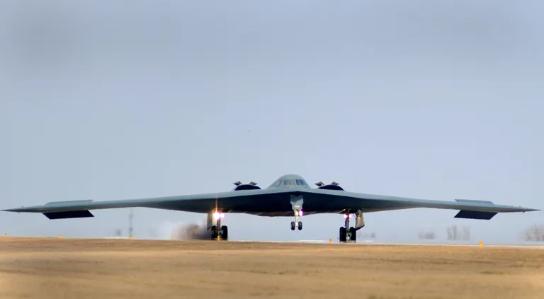 B-2 Spirit pommitaja maandumas Missouri Whitemani õhujõudude baasi lennuväljal