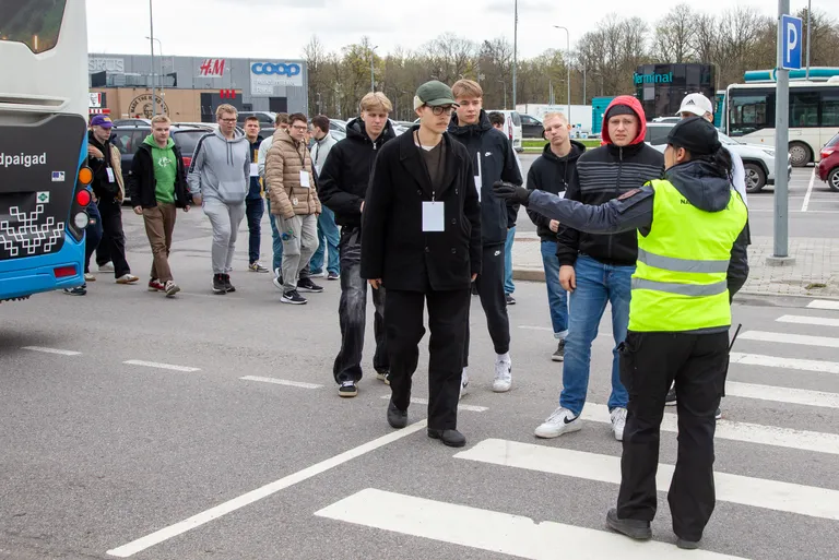 "Sõjaohu" eest toodi inimesed bussidega Sillamäelt Jõhvi.