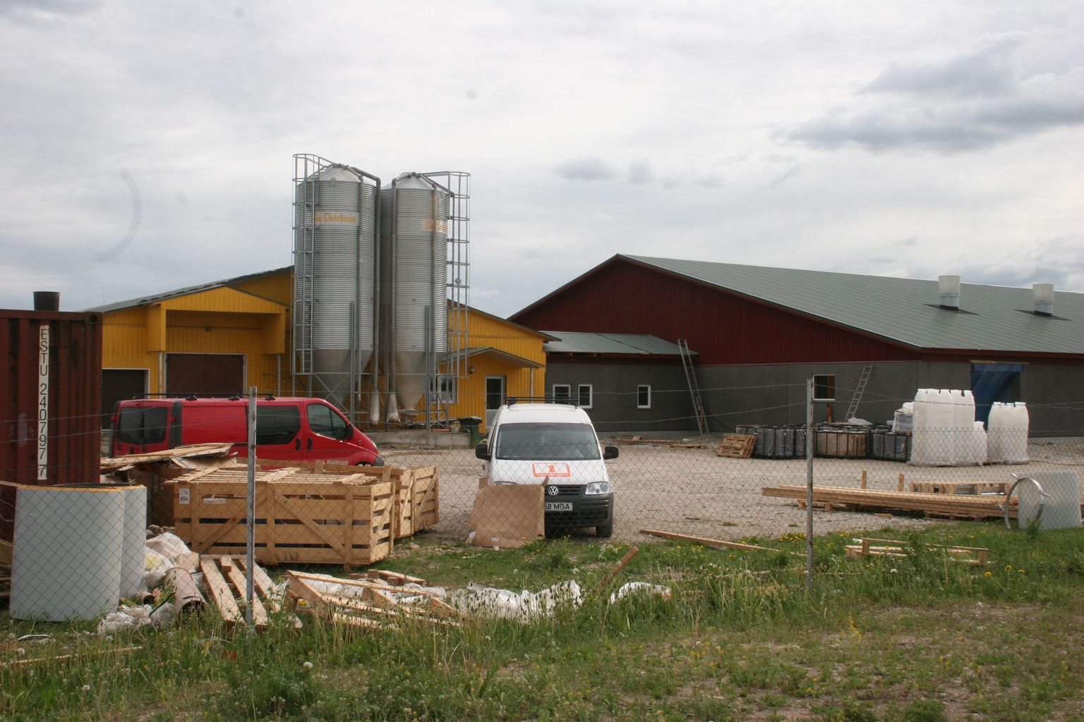 Farmi hoone on katuse all ja tehakse siseviimistlustöid ning paigaldatakse farmitehnikat.