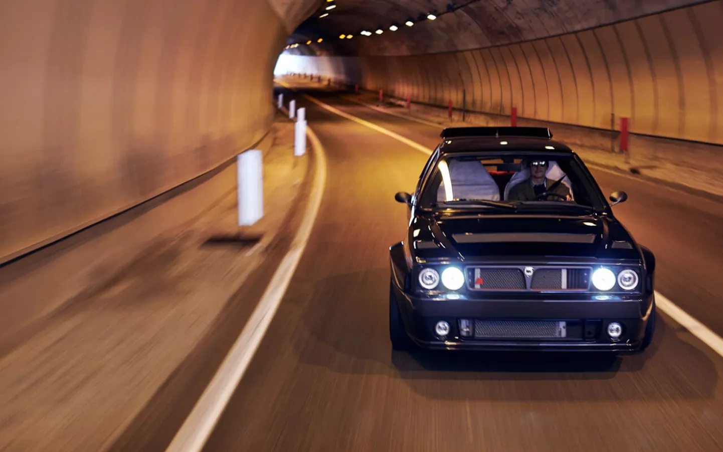 Itāļu firma Automobiles Amos uzpērk klasiskās Lancia Delta, tās atjauno, pilnveido, papildina ar modernām komponentēm un pārdod par milzu naudu - apmēram 350 000 eiro