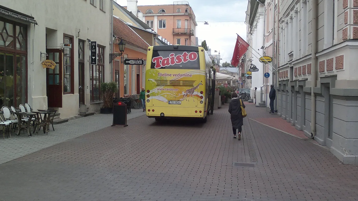 Taisto kirjadega turismibuss seisis üleeile õhtul Rüütli tänavas.