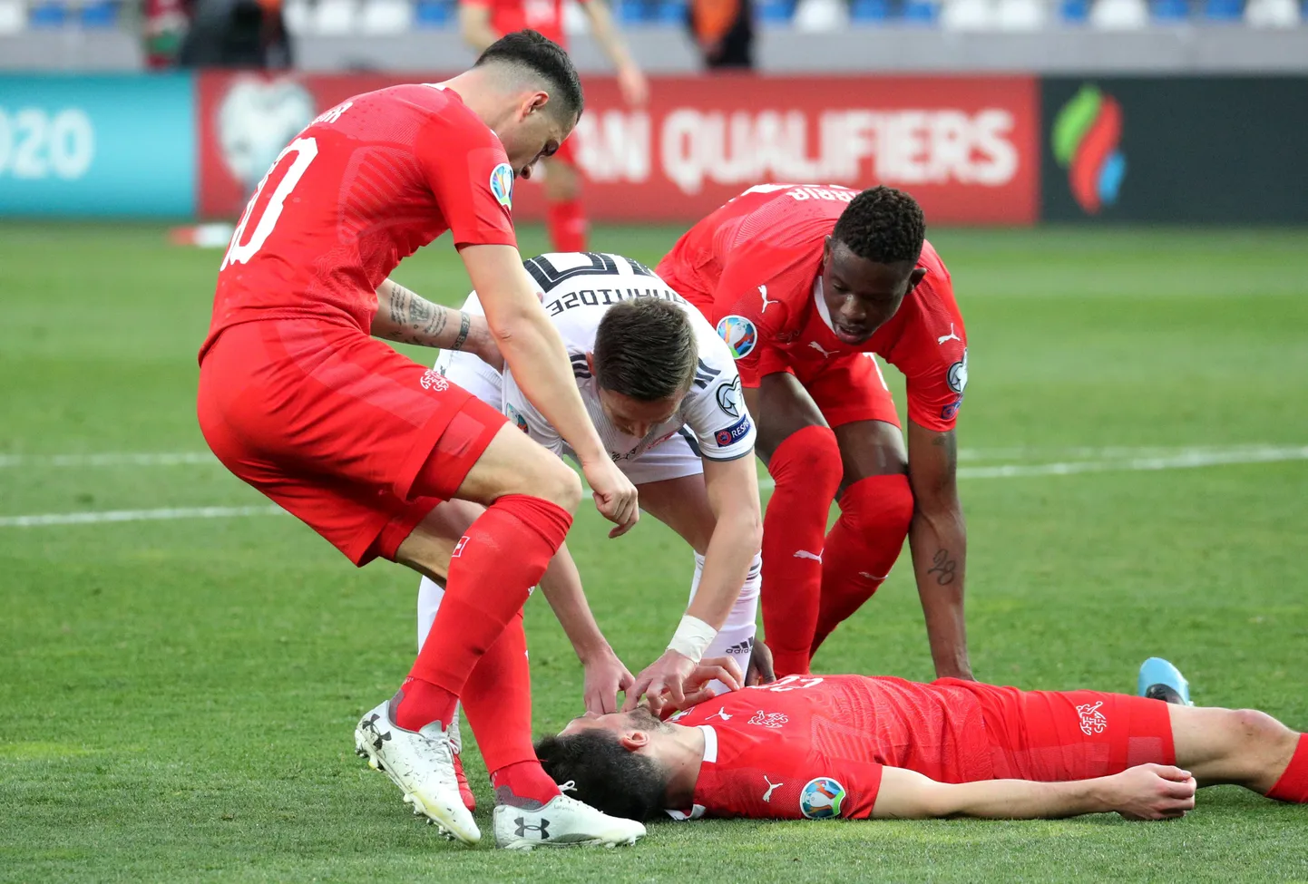 Šveitsi jalgpallikoondise keskkaitsja Fabian Schär kaotas EM-valikmängus Gruusiaga teadvuse.