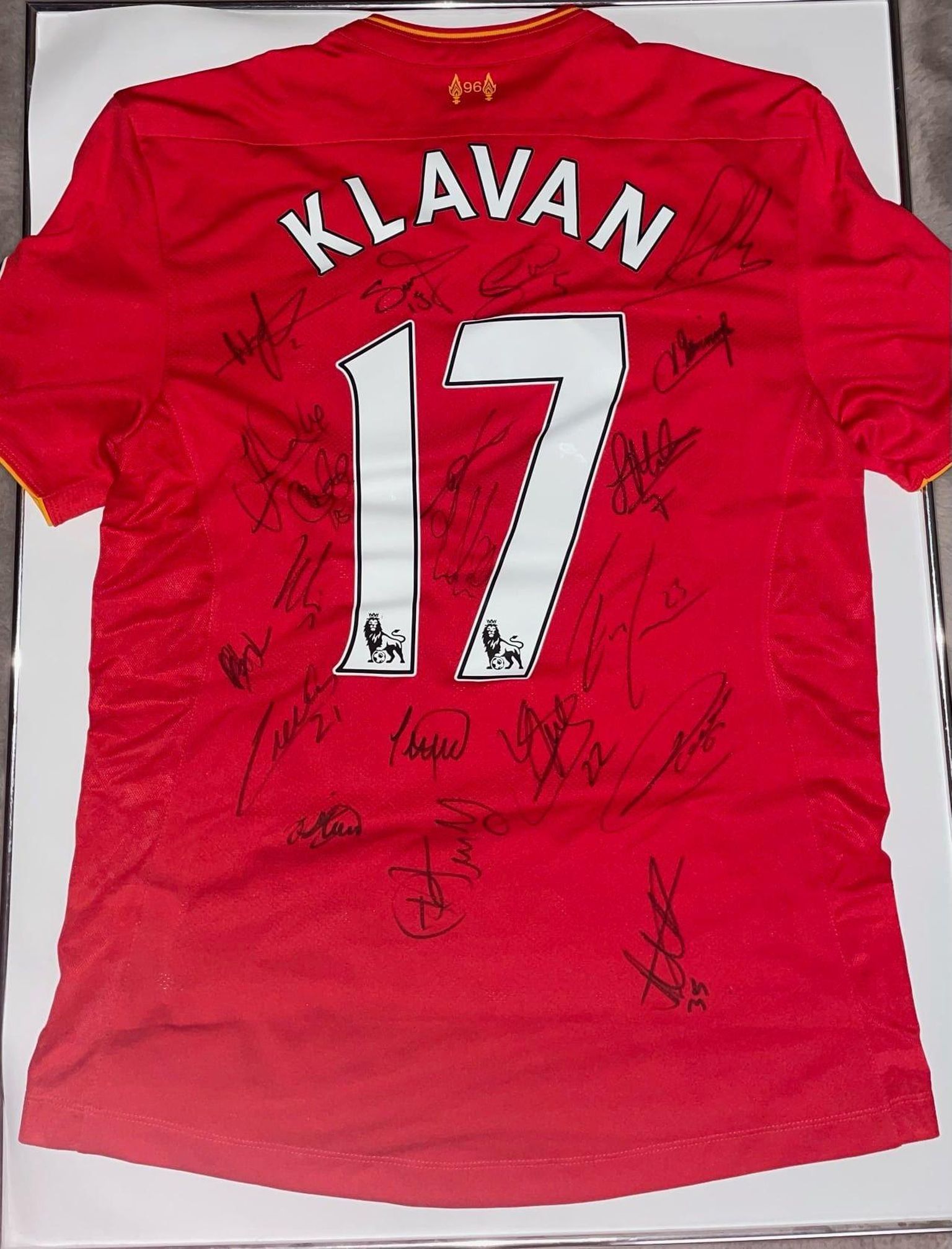 Ragnar Klavani Liverpooli F.C. särgilt leiab maailma tippjalgpallurite autogramme.