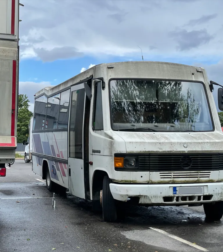 Parklas seisev väikebuss.